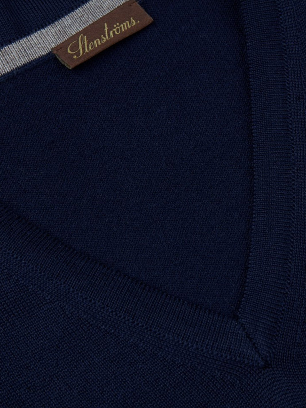 MERINO V-NECK SWEATER