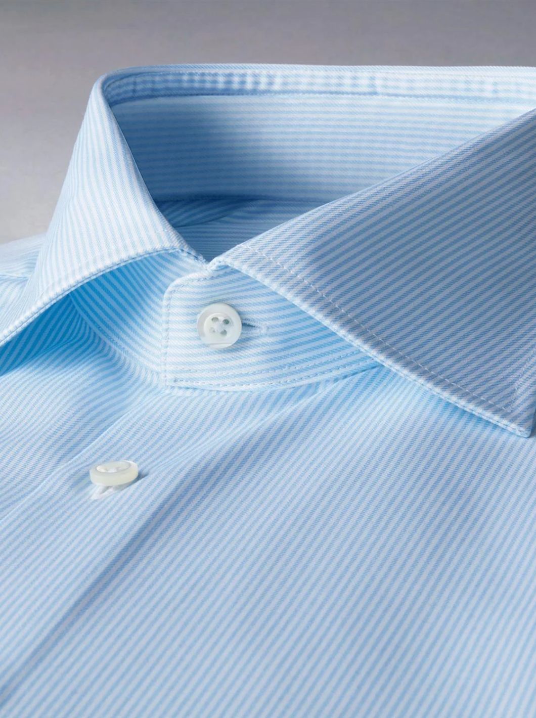 FITTED BODY PINSTRIPED LIGHT BLUE SKJORTE